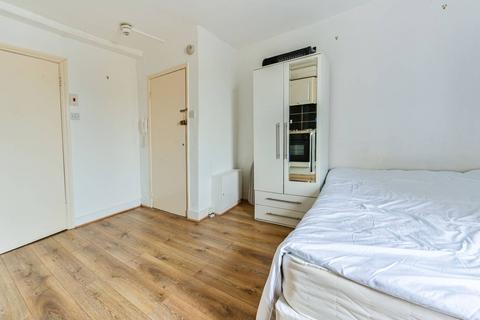 Studio to rent, Penywern Road, Earls Court, London, SW5