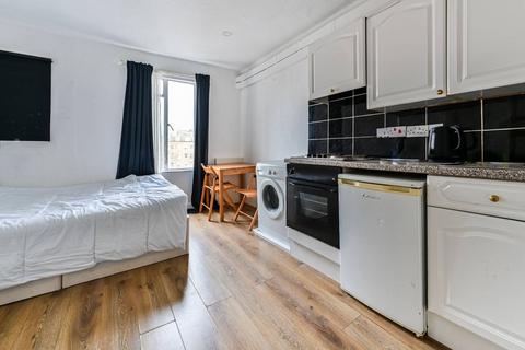 Studio to rent, Penywern Road, Earls Court, London, SW5
