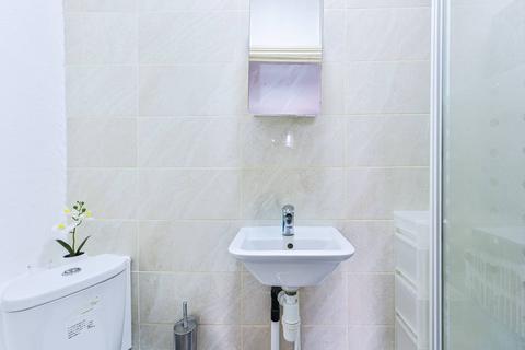 Studio to rent, Penywern Road, Earls Court, London, SW5