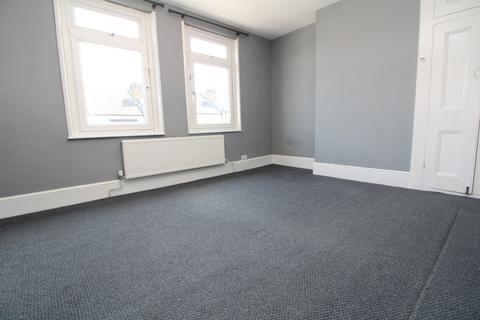 3 bedroom terraced house to rent, Beresford Road, Gillingham ME7
