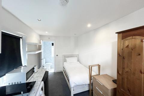 Studio to rent, Colindeep Lane, LONDON