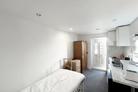 Studio to rent, Colindeep Lane, LONDON