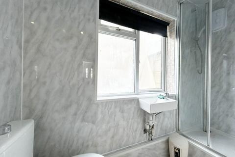 Studio to rent, Colindeep Lane, LONDON