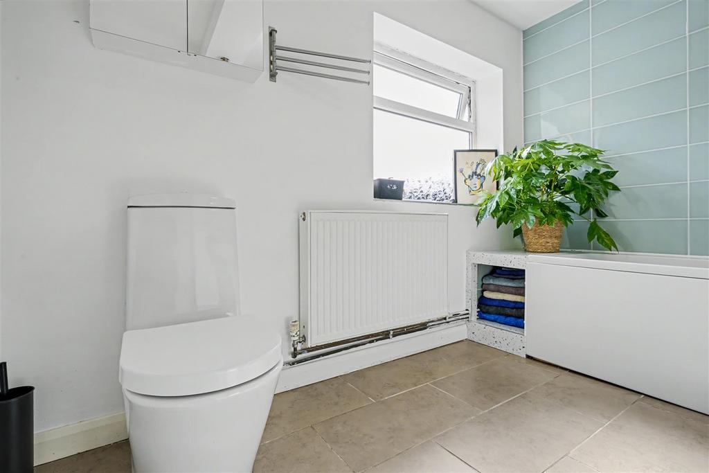 Bathroom 1 3.jpeg