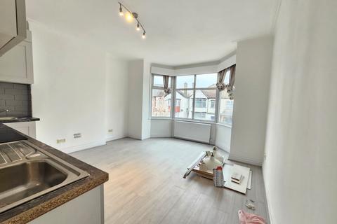 3 bedroom flat to rent, Bridge Lane, London NW11