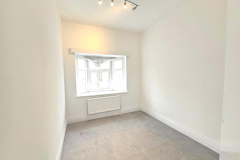 3 bedroom flat to rent, Bridge Lane, London NW11