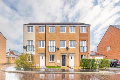 3 bedroom townhouse for sale, Osprey Walk, Great Park, NE13
