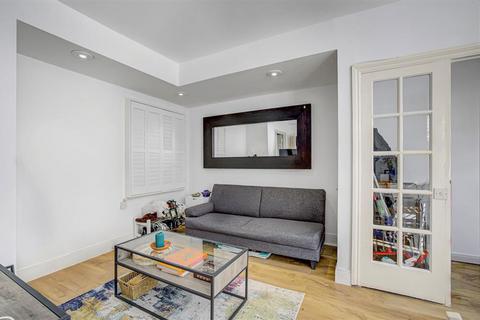 2 bedroom flat to rent, Ashburn Gardens, London SW7