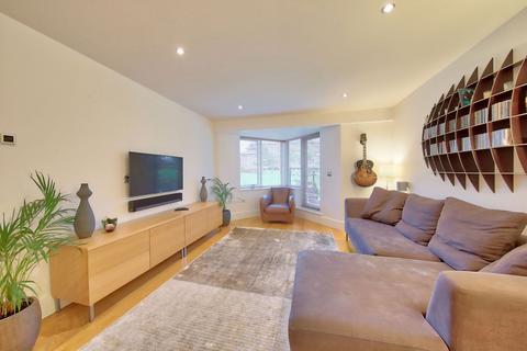 2 bedroom flat to rent, Strand Drive, Kew TW9