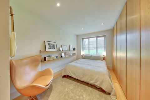 2 bedroom flat to rent, Strand Drive, Kew TW9