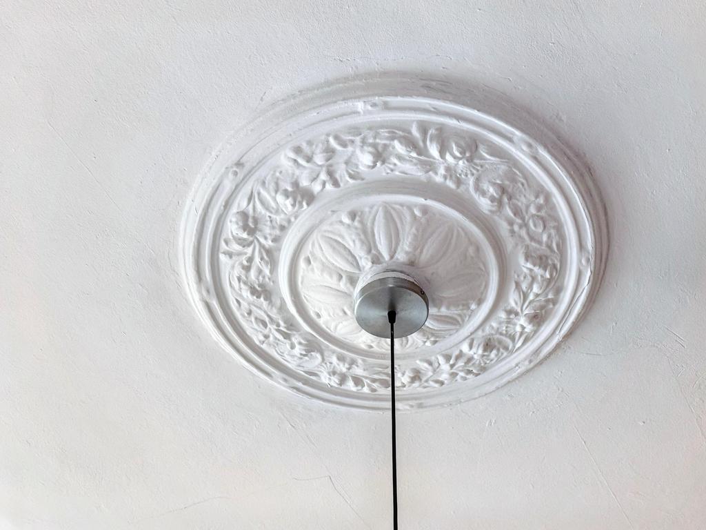 Lounge ceiling rose