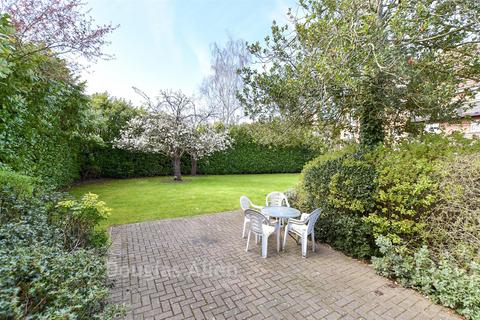 2 bedroom ground floor flat for sale, Heath Park Road, Gidea Park, Essex