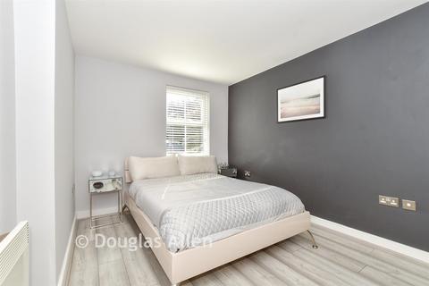 2 bedroom ground floor flat for sale, Heath Park Road, Gidea Park, Essex