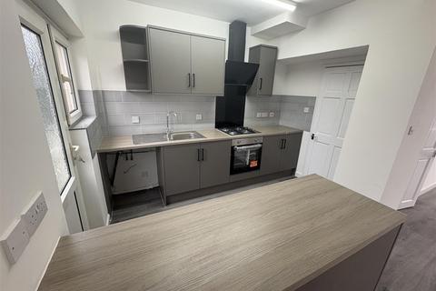 3 bedroom semi-detached house to rent, Plodder Lane Farnworth Bolton