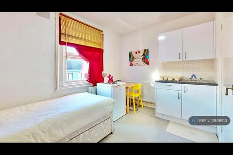 Studio to rent, Golders Green Road, London, NW11