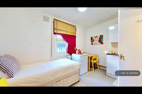 Studio to rent, Golders Green Road, London, NW11