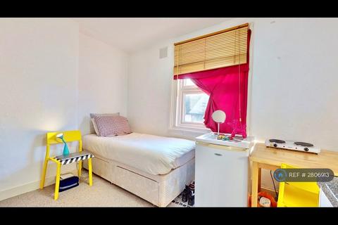 Studio to rent, Golders Green Road, London, NW11