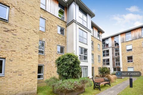 2 bedroom flat to rent, Coombe Way, Farnborough, GU14
