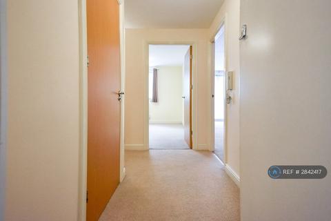 2 bedroom flat to rent, Coombe Way, Farnborough, GU14