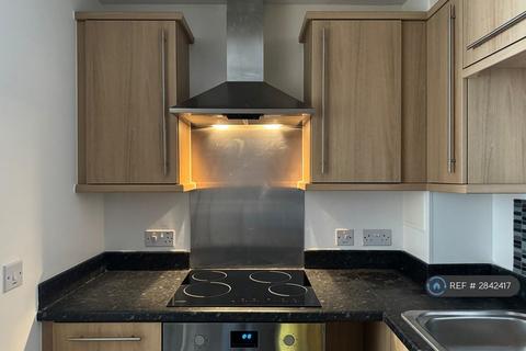 2 bedroom flat to rent, Coombe Way, Farnborough, GU14