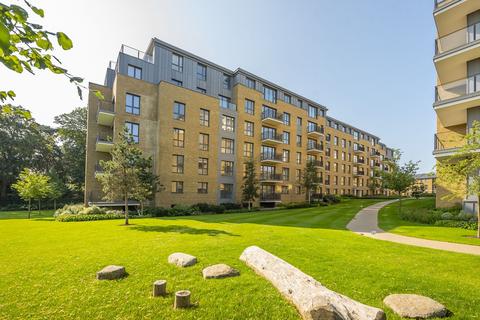 3 bedroom flat to rent, Pinewood Gardens Teddington TW11