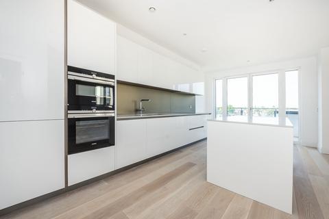 3 bedroom flat to rent, Pinewood Gardens Teddington TW11