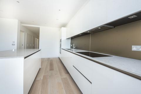3 bedroom flat to rent, Pinewood Gardens Teddington TW11