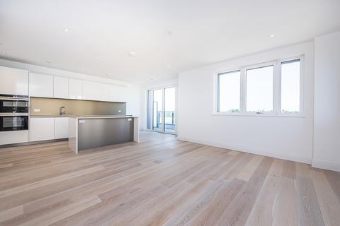 3 bedroom flat to rent, Pinewood Gardens Teddington TW11