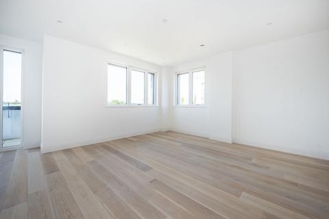 3 bedroom flat to rent, Pinewood Gardens Teddington TW11