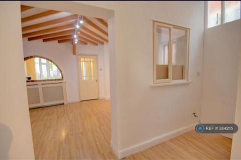 3 bedroom semi-detached house to rent, Thirlmere Road, Hinckley, LE10