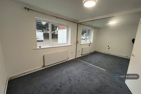2 bedroom flat to rent, Makepeace Road, Northolt, UB5