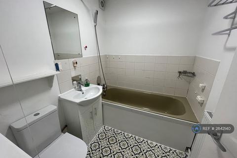2 bedroom flat to rent, Makepeace Road, Northolt, UB5