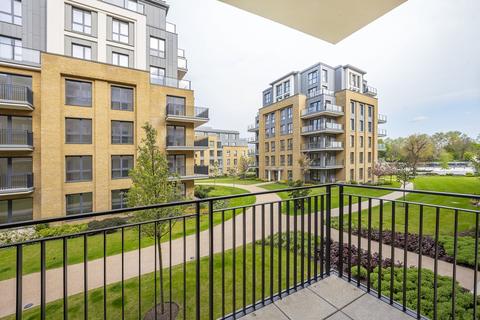 3 bedroom flat to rent, 5 Pinewood Gardens Teddington TW11
