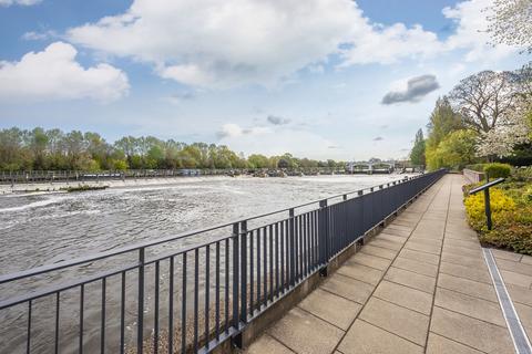 3 bedroom flat to rent, 5 Pinewood Gardens Teddington TW11