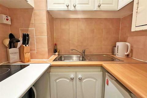 1 bedroom ground floor flat for sale, Charterhouse Square, LONDON