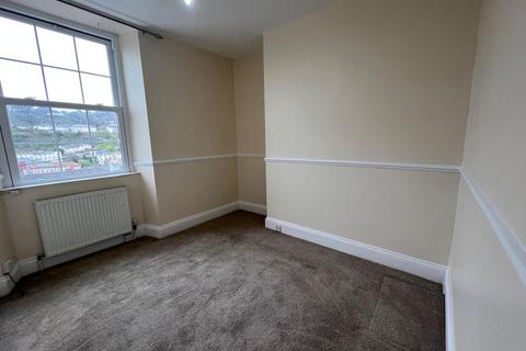 2 bedroom flat to rent, Warren Road, Torquay TQ2