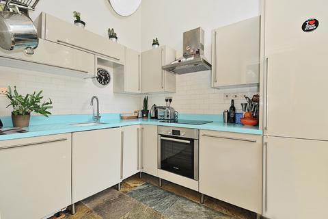 2 bedroom flat to rent, North Road, London, N7
