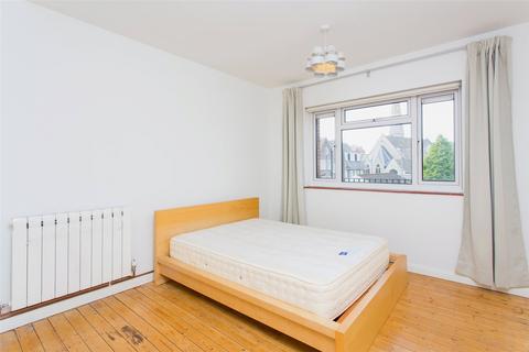 1 bedroom flat to rent, Fineran Court, St Johns Hill, London, SW11