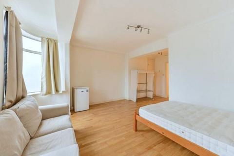 Studio to rent, Euston Road, London NW1