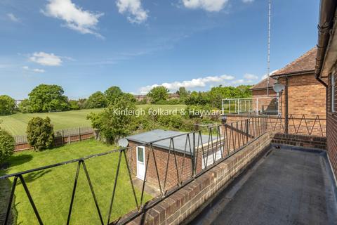 4 bedroom house to rent, Southover, Woodside Park, London, N12