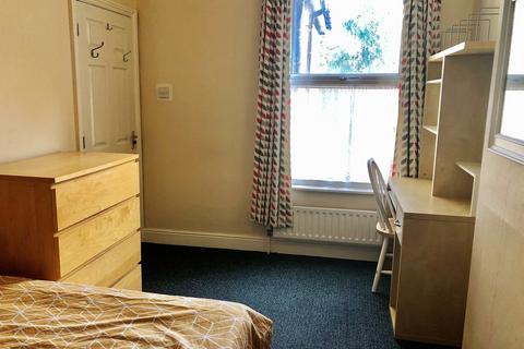 1 bedroom in a house share to rent, Oxford Gardens, Staffs ST16