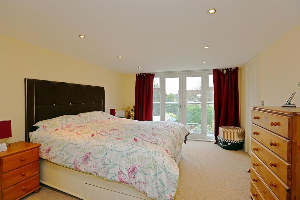 PRINCIPLE BEDROOM (Walk in Wardrobe)