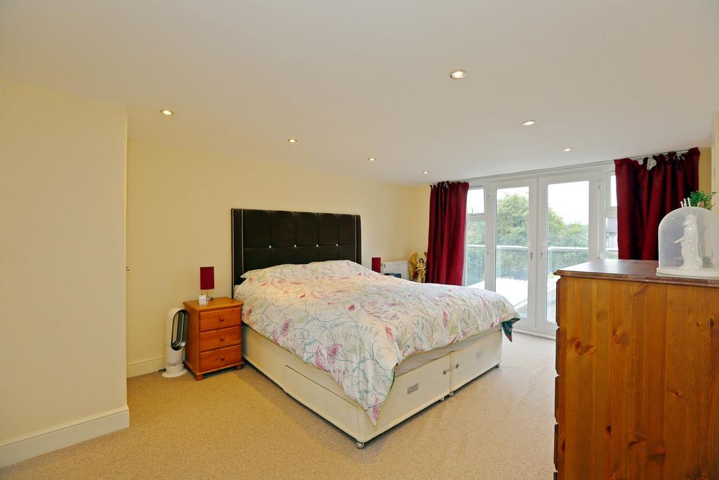 PRINCIPLE BEDROOM (Walk in Wardrobe)