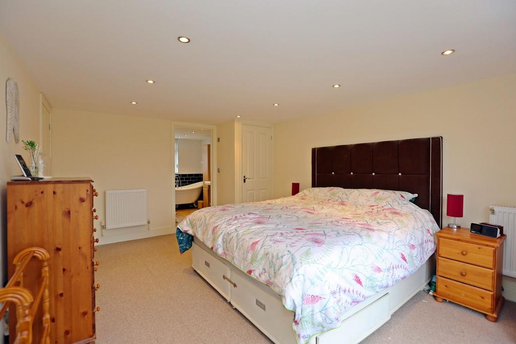 PRINCIPLE BEDROOM (Walk in Wardrobe)