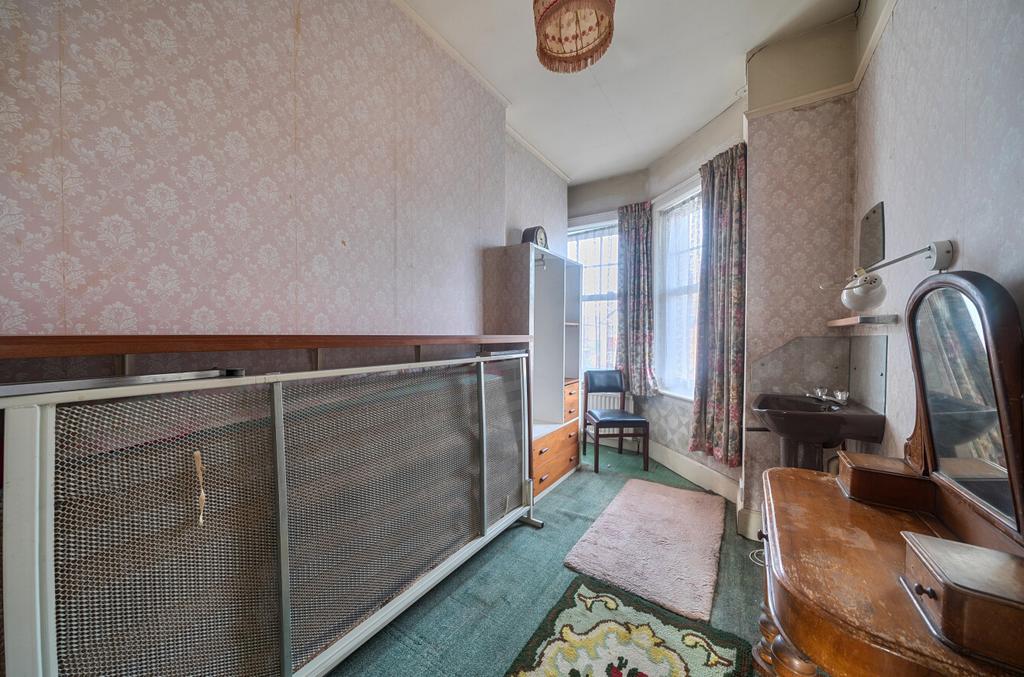 1433085-5-69bd974...