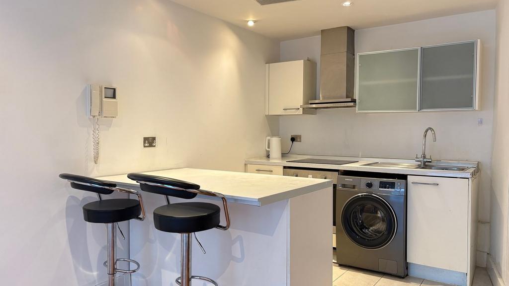 Modern kitchen with breakfast bar and appliance...