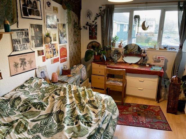 Bright, characterful single bedroom with a cozy...