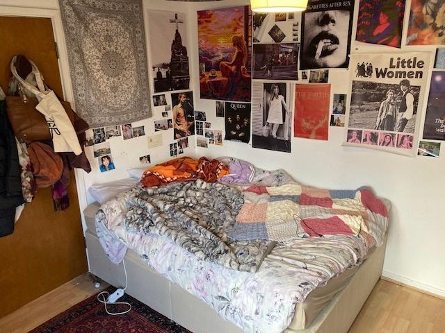 Cozy, characterful double bedroom with a comfor...