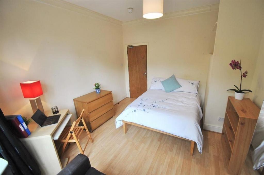 Bright double bedroom with dedicated study desk...