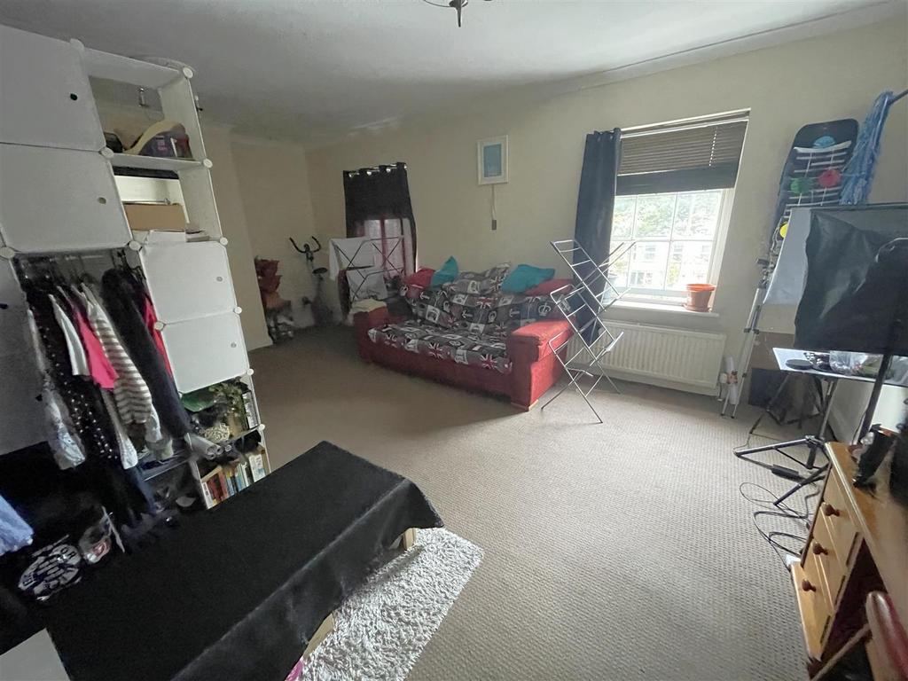 Flat 4 (2).JPG